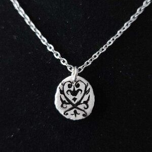 Gothic Versailles iridescent pearl necklace with a small silver chain